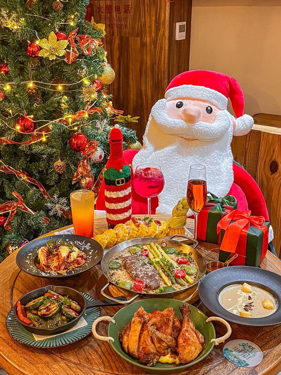 Rjprabhakar1's tweet photo. Festive Turkey Feast Alert! Juicy roasted turkey, homemade cranberry sauce, and buttery mashed potatoes – perfect for your holiday gathering. Tag your dinner buddy! #HolidayEats https://t.co/FafNVurEA9