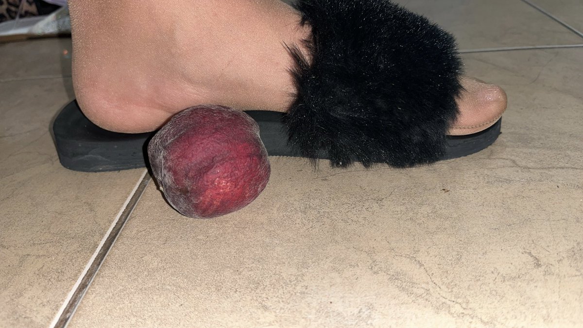 Ivorylux24's tweet photo. A little peachy moment 🍑🦶

Before… and after. 👀

Which one caught your attention?

#Feet #Barefoot https://t.co/EfMjB4FJS4
