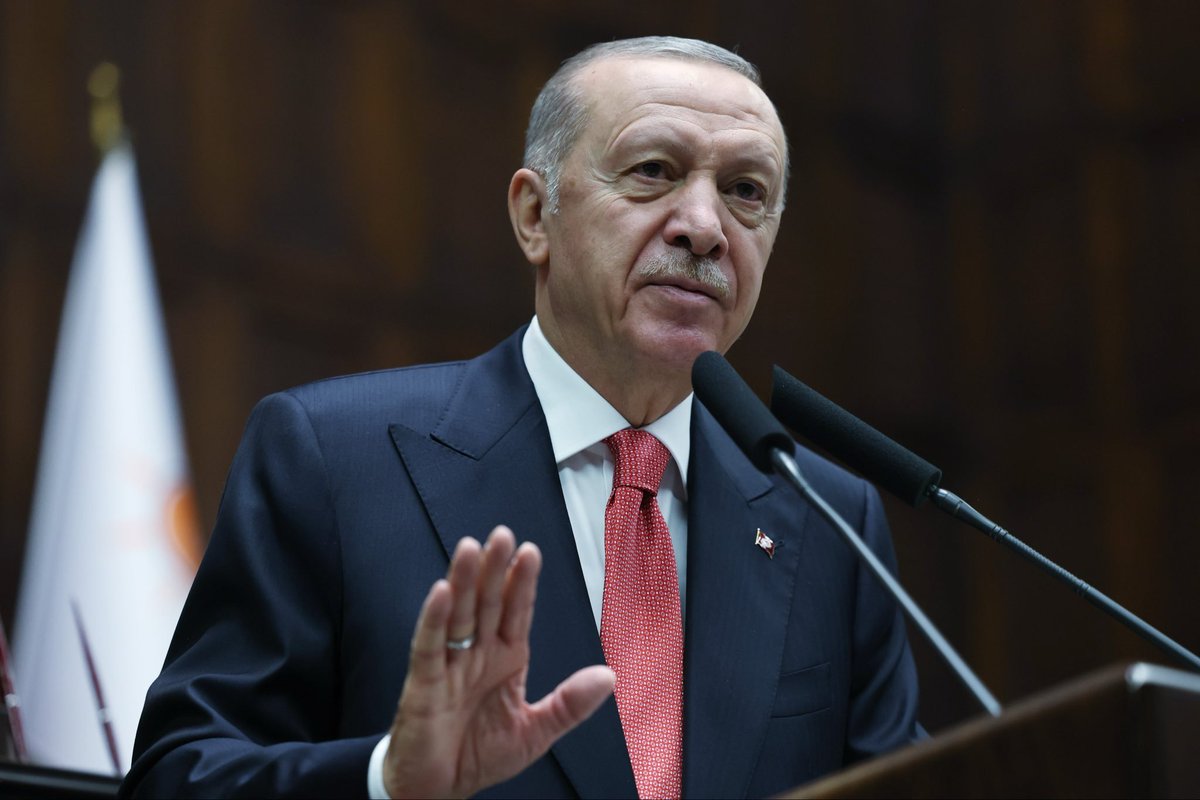 PeakDefenceNews's tweet photo. 🚨 #SonDakika

🗣️ Erdoğan'dan Trump'a : "İsrail'i durdur" "Savaştan kaçınmayız"

Cumhurbaşkanı Erdoğan :

"Sizinle savaşa değil Barış hakkında konuşuyoruz.

Ama eğer biri Türkiye'ye savaş için saldıracaksa Türkiye o savaşı yapmaktan çekinmez ve ondan kaçmaz.

Bunu tam bir netlik ve samimiyetle söylüyorum."

#PeakDefenceNews 🇹🇷