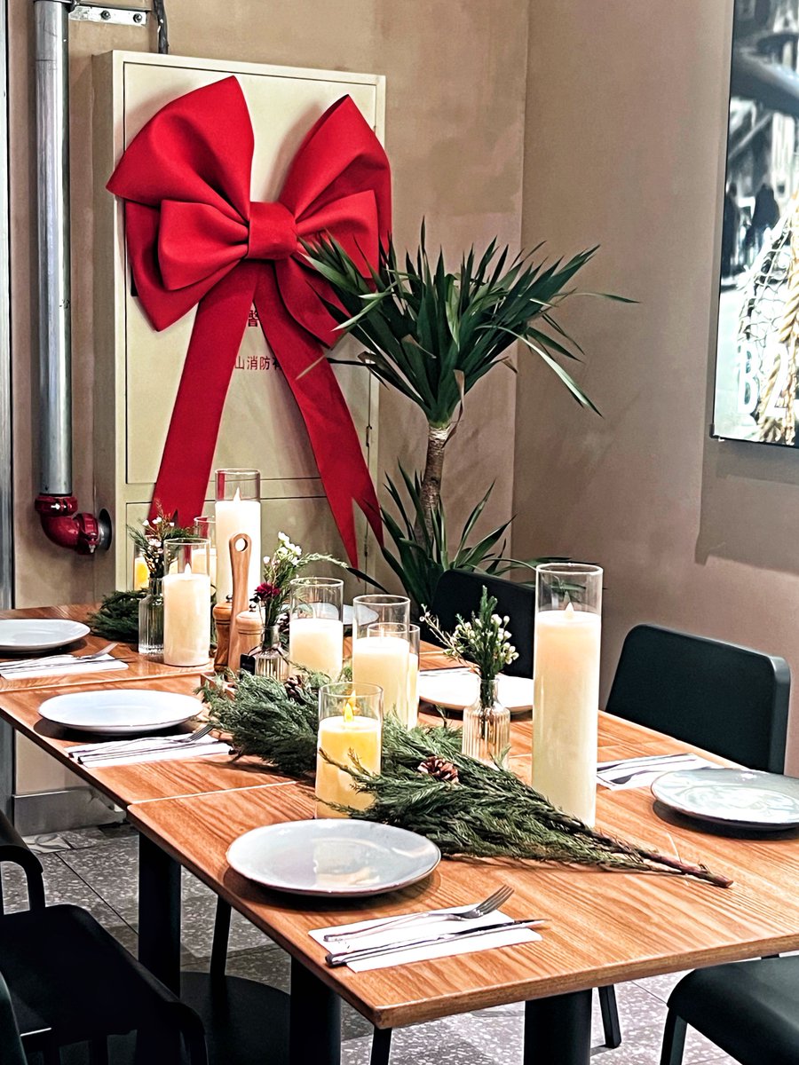 hippie02's tweet photo. Holiday feast alert! Roast turkey with cranberry glaze u0026 pumpkin pie slices – cozy vibes only this festive season. Grab your seat u0026 treat yourself to the magic!  #HolidayEats， https://t.co/tu4Rplh7BY