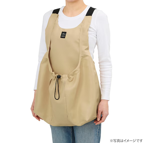 NitoriOfficial's tweet photo. 猫用爪切りお助けエプロン😺

2,990円(税込)
※一部離島では別途手数料を頂戴します。
https://t.co/10SM5cezWb

カンガルーのように愛猫を抱っこ。
爪切りにも、お昼寝にもオススメです！
#ニトリ https://t.co/CH96e2252j