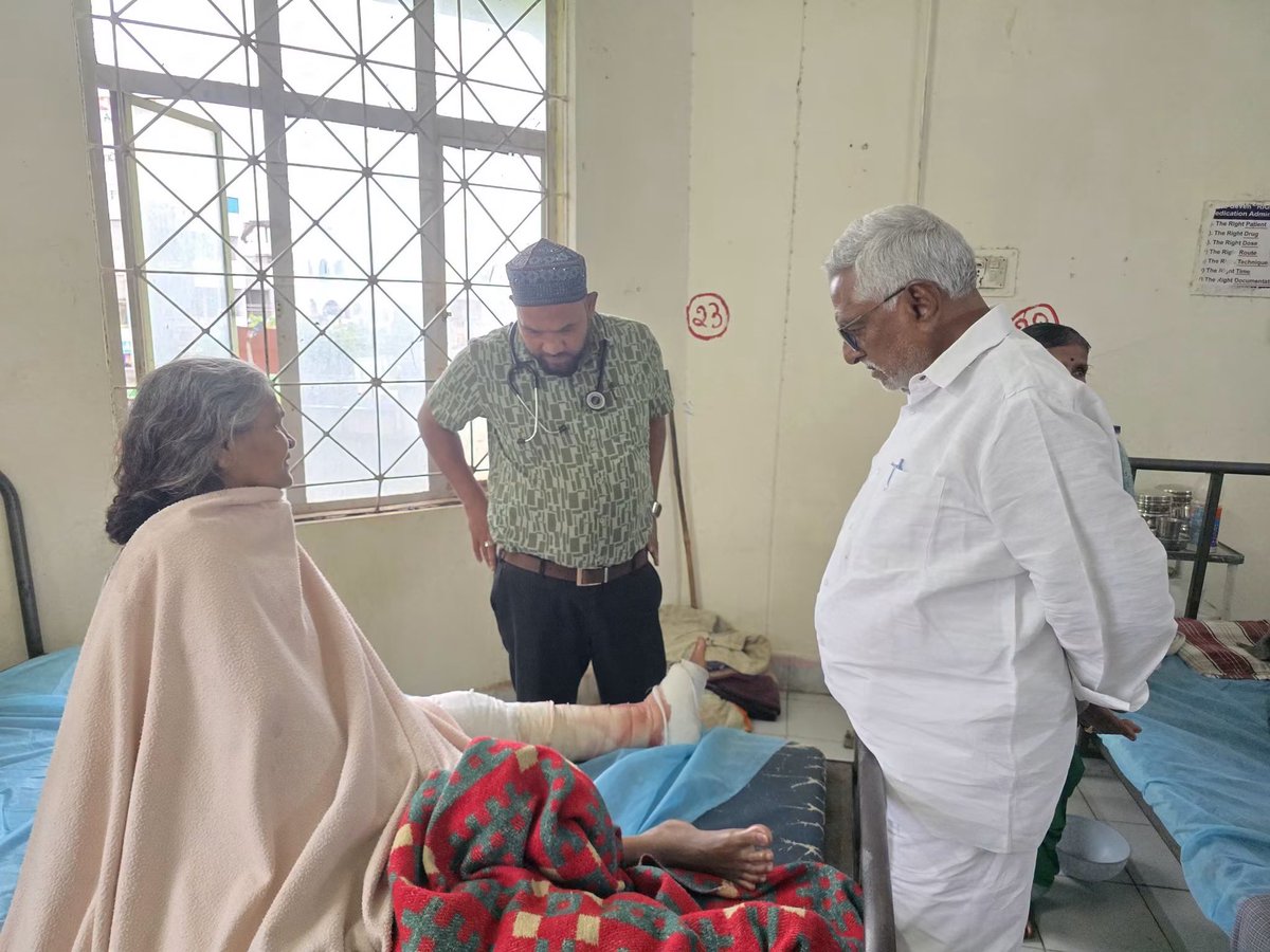 TJEEVANREDDI's tweet photo. జగిత్యాల పట్టణంలోని ప్రభుత్వ హాస్పిటల్ లో అనారోగ్యంతో ఉన్న పలువురిని కలిసి వారి ఆరోగ్య పరిస్థితులు తెలుసుకొని మెరుగైన వైద్యం అందించాలని  సంబంధిత డాక్టర్లకు R M O గారికి సూచించారు మాజీ మంత్రి BRS పార్టీ రాష్ట్ర ప్రధాన కార్యదర్శి తాటిపర్తి జీవన్ రెడ్డి గారు.. https://t.co/rh5hi6lH8h