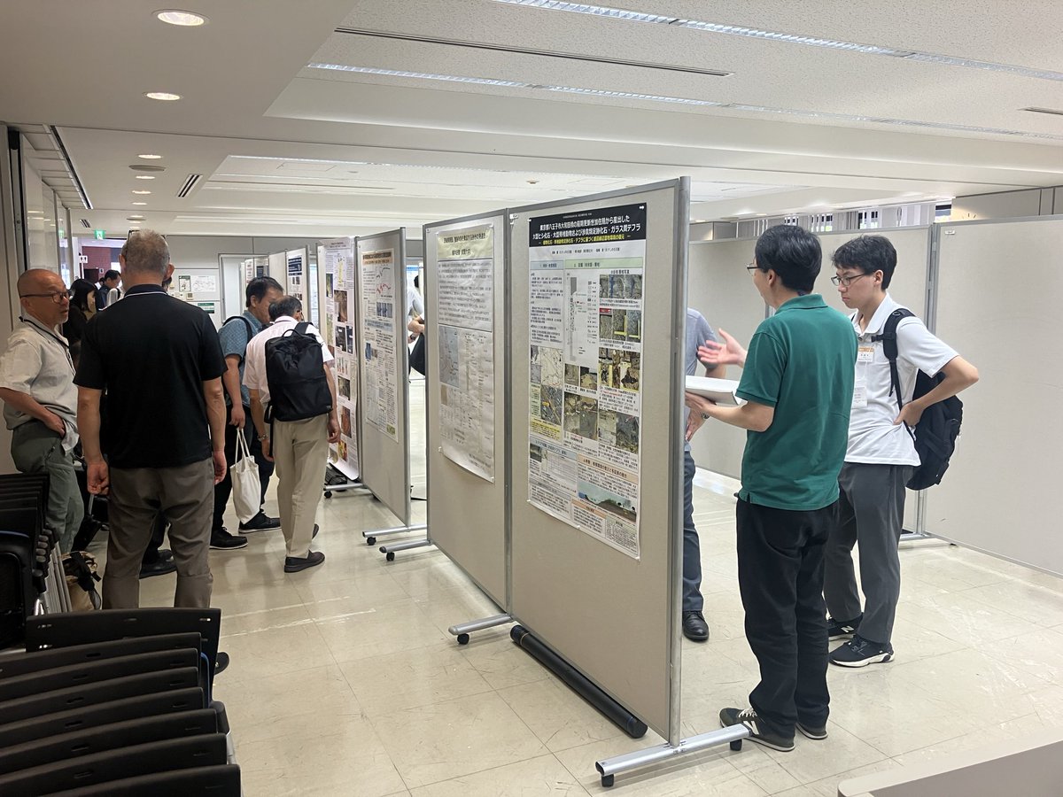 musasino_fossil's tweet photo. ポスター会場の様子です。むさしの化石塾では、今回前期更新世で広域対比に適うガラス質テフラ、新称「大和田テフラ」と、そのテフラが充填したゾウ、サイ，コウノトリ足跡化石および、オニビシ近似種が生息した湖沼縁辺湿地環境の復元の考察を紹介しました。 https://t.co/iTmyRyIQPu