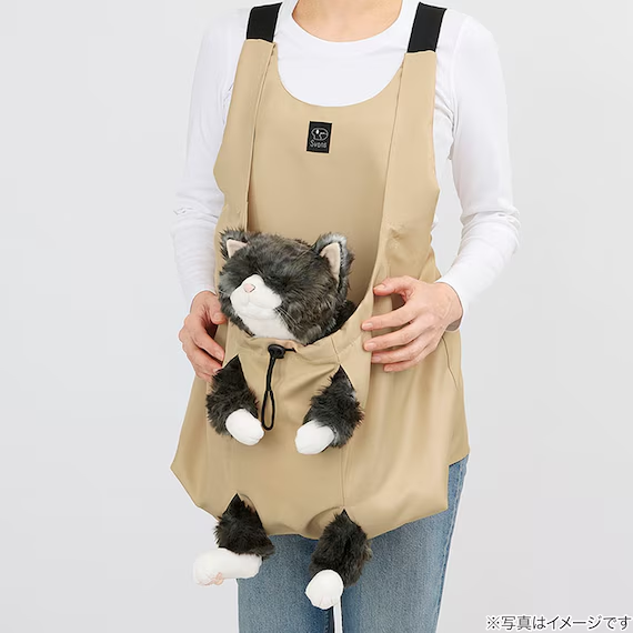 NitoriOfficial's tweet photo. 猫用爪切りお助けエプロン😺

2,990円(税込)
※一部離島では別途手数料を頂戴します。
https://t.co/10SM5cezWb

カンガルーのように愛猫を抱っこ。
爪切りにも、お昼寝にもオススメです！
#ニトリ https://t.co/CH96e2252j
