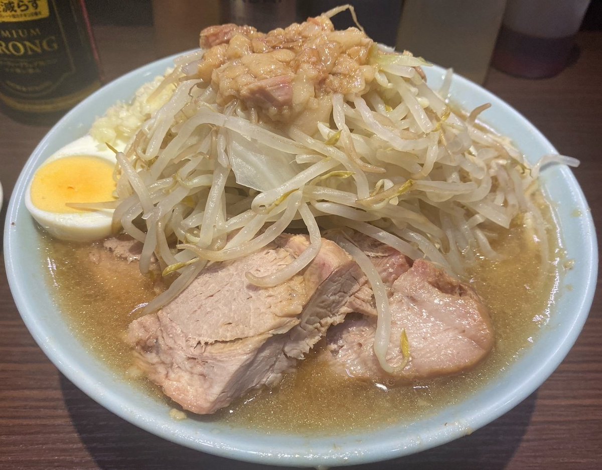 220nisiwaseda's tweet photo. 【お知らせ】
小麦の値上げ
豚肉の高騰
物価高による各食材の値上げ
光熱費の値上げ
人件費、ゴミ処理代の値上げ
現在ラーメン屋にとって
最大の試練となっております

そこで
『学生ラーメン』のみとなりますが

950円　(200g〜300g選択)
　　↓↓
750円　(200g〜400g選択)

値下げさせて頂きます🤕 https://t.co/tUon6vxt8z