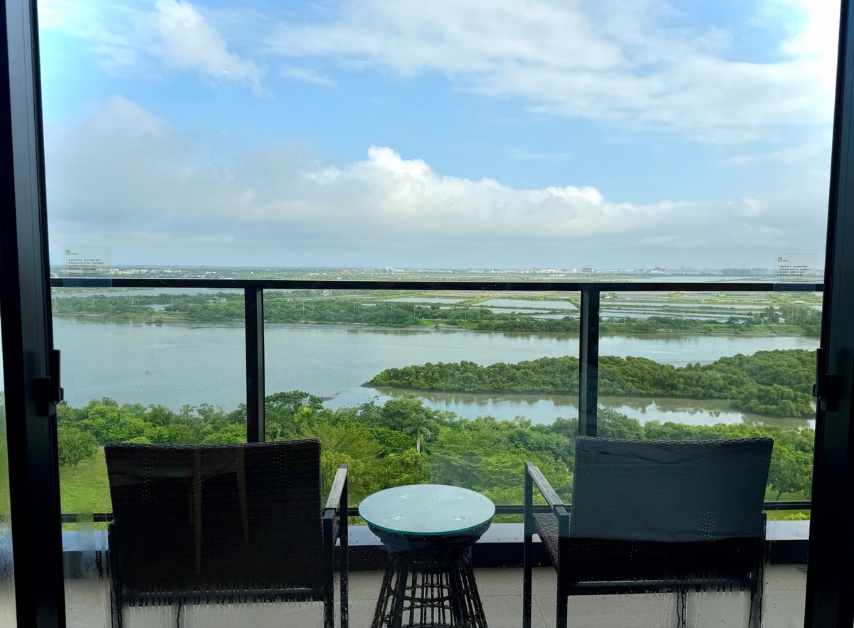 CPoweredLion's tweet photo. Woke up, brewed coffee, opened the blinds for this view. 💙 https://t.co/UAaFsMm3C2