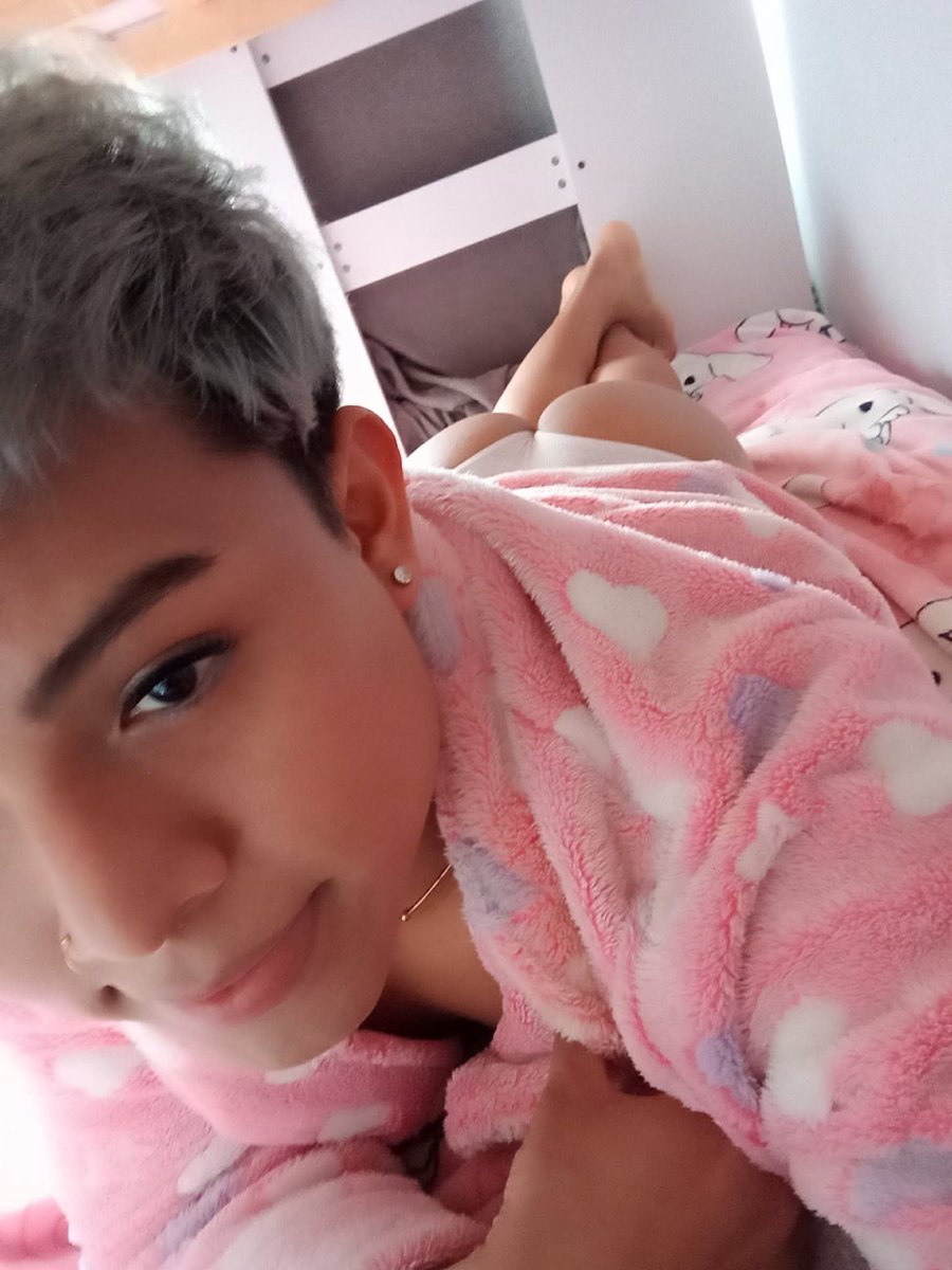 Michelltrini's tweet photo. @Edyson07582809 Te espero así bebe 🍑🍫☕

Uy pollito se 18 añitos 😛😛😛 https://t.co/Dn34P6Ak2m