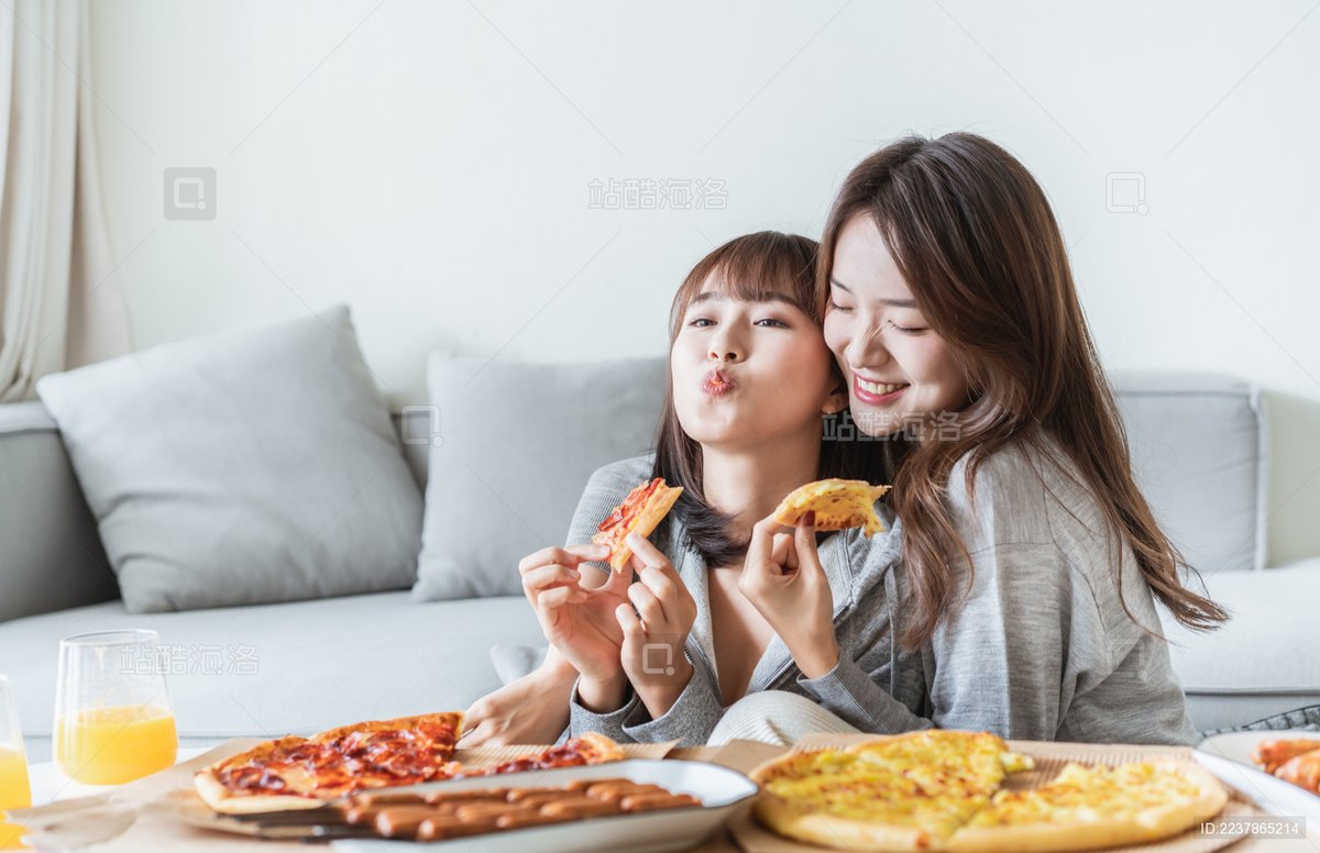 SKDNO2's tweet photo. [Lazy Sunday with my favorite people: pizza, silly games, and all the silly laughs that make this family moment perfect ]， https://t.co/i10aPBGjSq