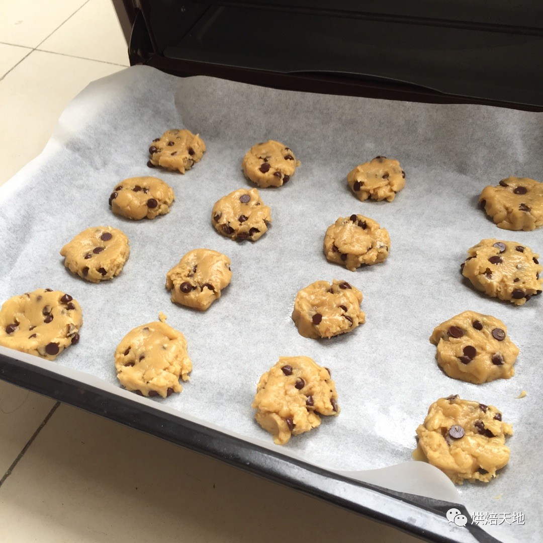 PatrickSakyi5's tweet photo. Just pulled my homemade chocolate chip cookies out of the oven—warm, chewy, and bursting with melty chocolate goodness, the perfect midweek pick-me-up! ， https://t.co/FtKqhm7xoq