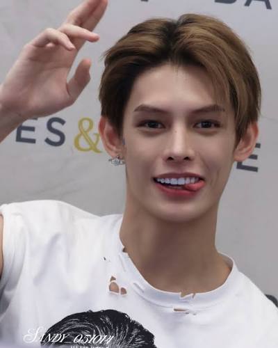 RM_ENDED_YOU_HO's tweet photo. @EniolaBlackwood u think James would like your chopped ass? Girl wake tf up and he is chopped w that veneer breath this nigga look like a equine https://t.co/CWPMJB96CP