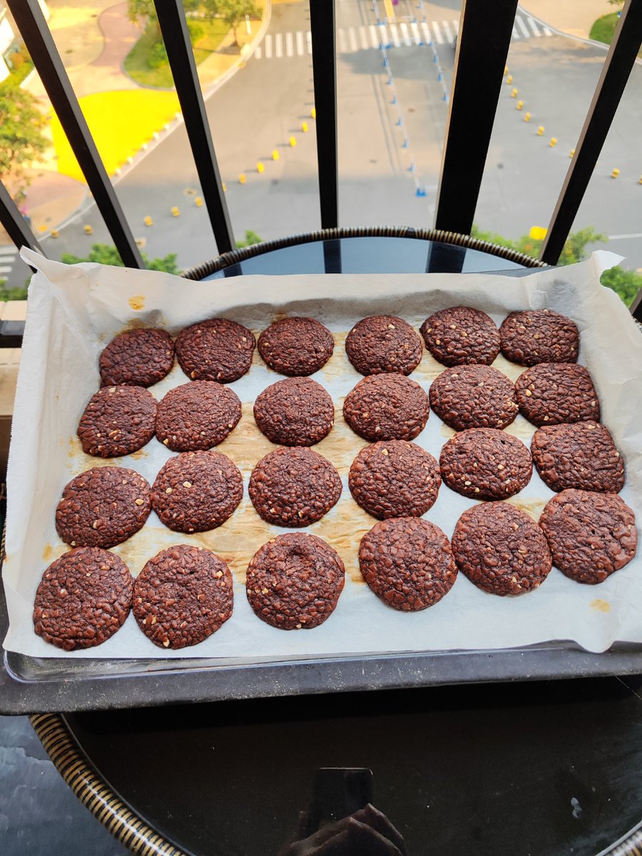 RedDevi80222620's tweet photo. A sweet surprise from our next-door neighbors—warm home-baked cookies left on our doorstep just because! Small joys make the neighborhood feel like family. ， https://t.co/Ejx1Vy9d0U