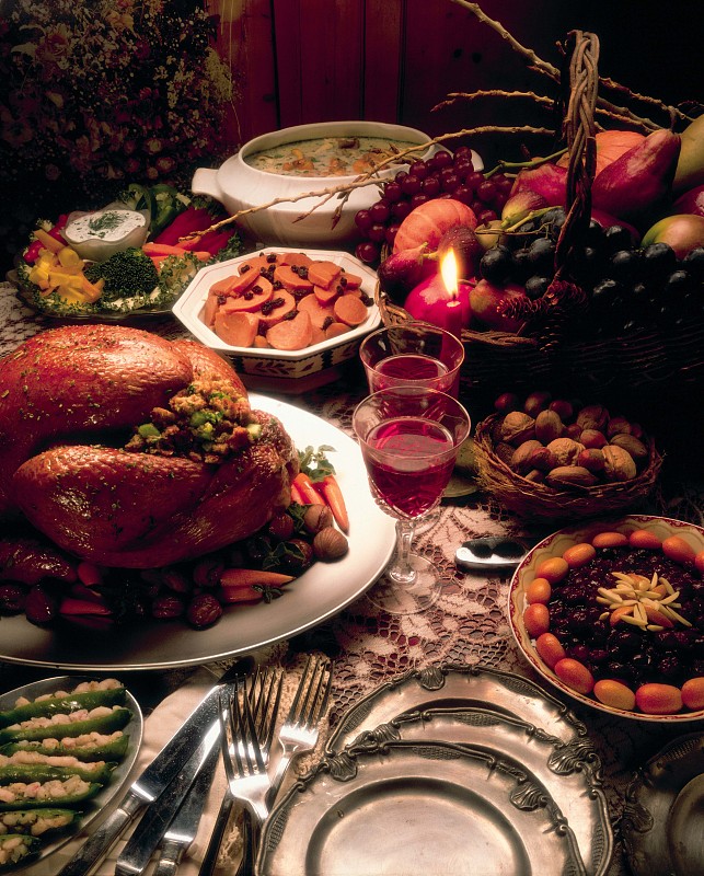 fafadoheim's tweet photo. [ Thanksgiving feast alert! Homemade pumpkin pie, roasted turkey with cranberry sauce, and warm apple cider waiting for the perfect gathering. Tag your dinner crew! #ThanksgivingVibes]， https://t.co/RuJZfvkq91