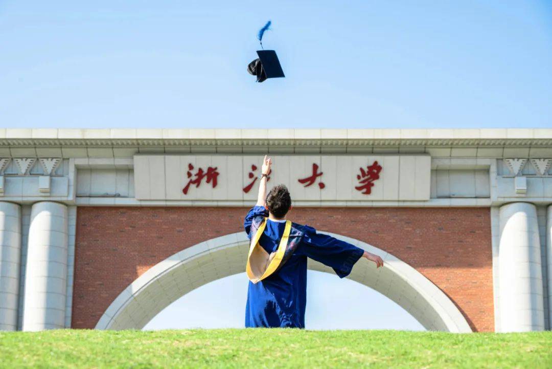 DavidElliotAlt1's tweet photo. [Graduate mode: ON  Capped, gowned, and carrying all the late-night study vibes—ready to walk into whatever’s next. So grateful for every laugh and lesson here!]， https://t.co/t2OHKHCxfc