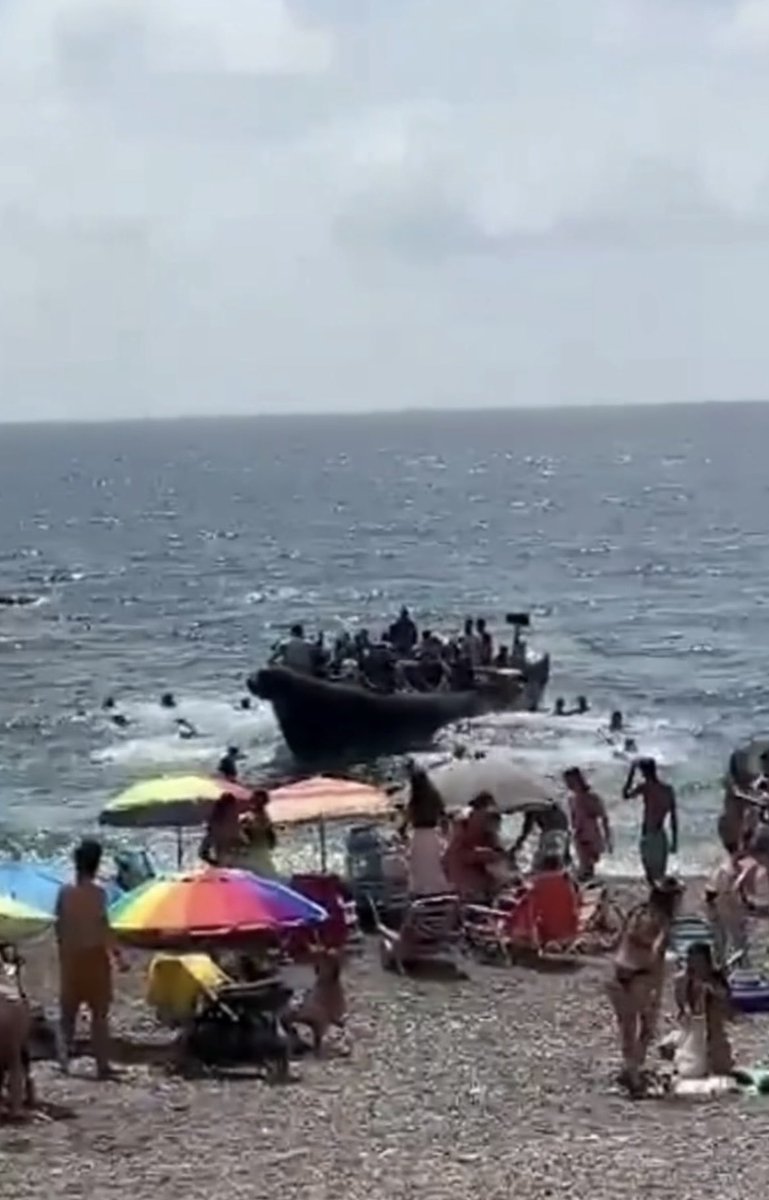 contrastado's tweet photo. Decenas de ilegales llegan en patera, desembarcan en la Cala del Barco en Murcia y la gente tiene que abandonar la playa.
Es una más de las muchas pateras que entran diariamente por toda la costa española invadiendo nuestro país.
…Saben que aquí los regularizan y son los amos!! https://t.co/CLPtv8AAo2