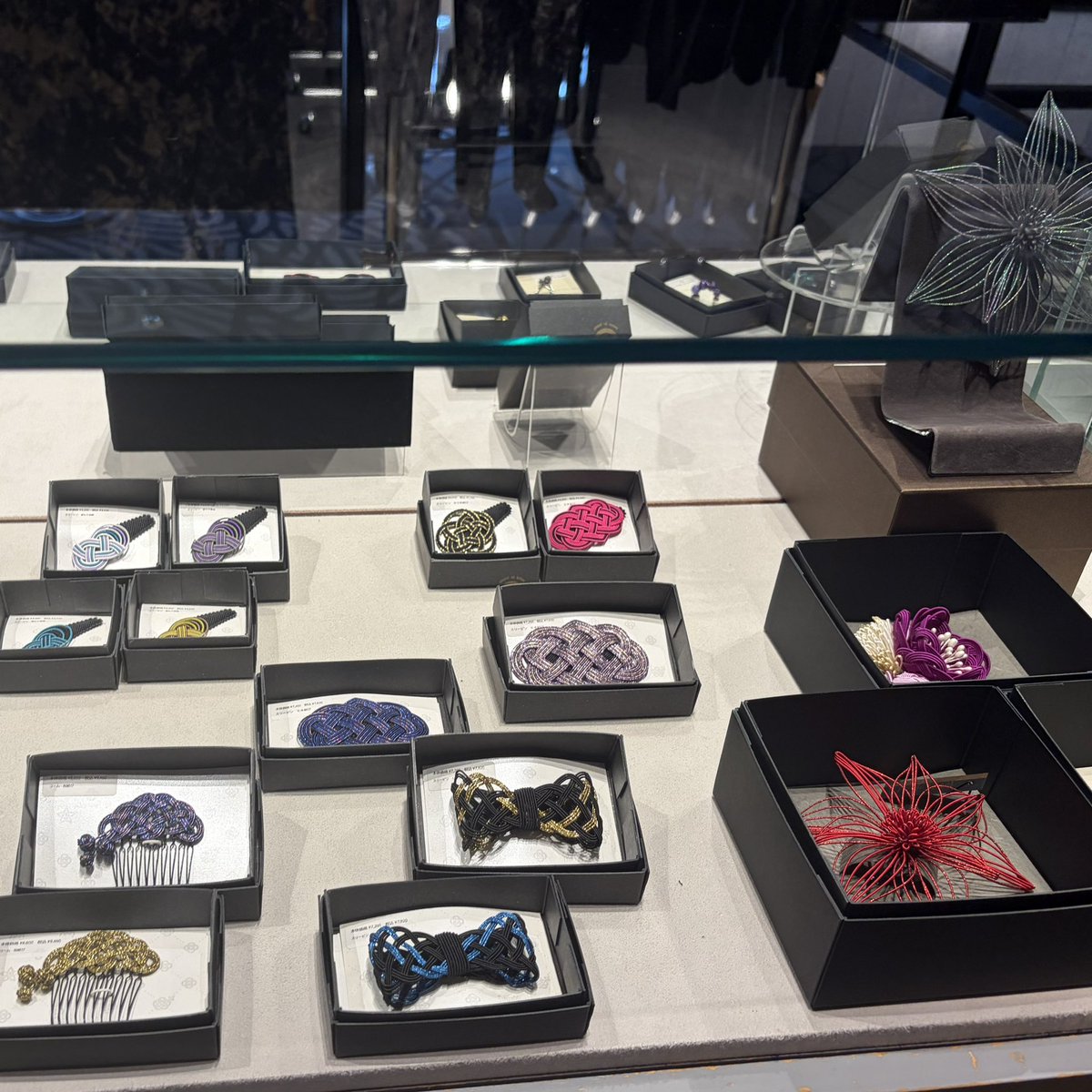kadukonow's tweet photo. 只今JOTARO SAITO GINZA SIX店にて、洒落水引の帯留・髪飾り・イヤーカフ等多数お取り扱いいただいております。
ぜひお立ち寄りください。
#jotarosaito #洒落水引 https://t.co/4c2AqbIRL2