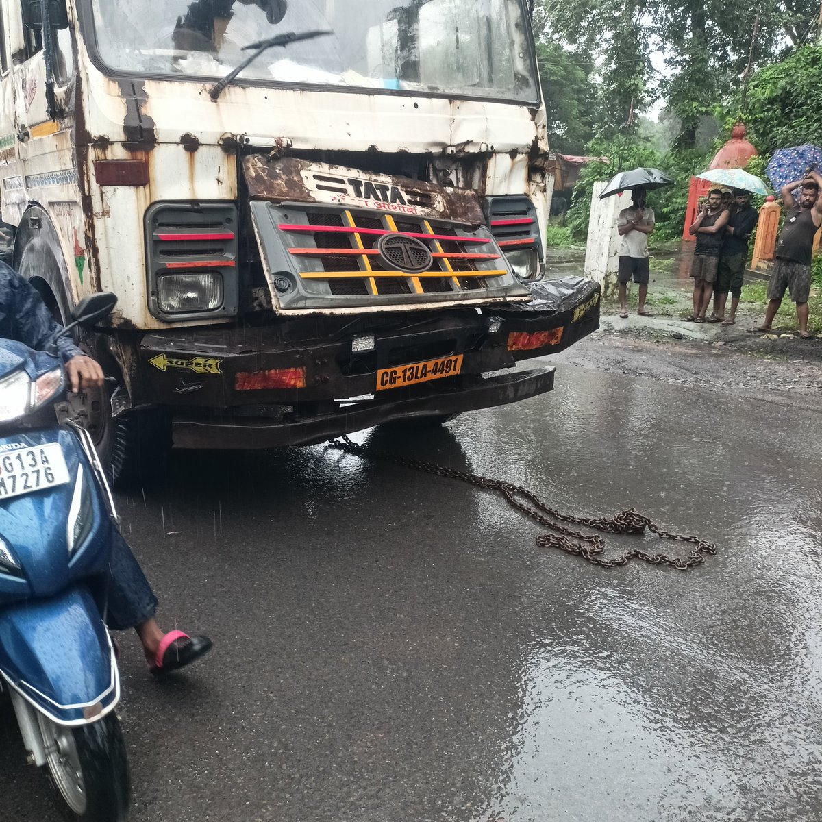 hindi_plz's tweet photo. @RaigarhPolice @RaigarhDist @ChhattisgarhCMO @CGPoliceDept दिनांक- 18/08/26, स्थान- रायगढ़-सुंदरगढ़ रोड
तस्वीर में दिख रहे ट्रेलर की हालत देखिये, ये कबाड़ गाड़ी बीच रोड में बंद हो गई जिससे सभी को 2 घंटे जाम का सामना करना पड़ा, इस गाड़ी का न तो HSRP प्लेट है और ना ही फिटनेश.. https://t.co/0yNVuS5IUs