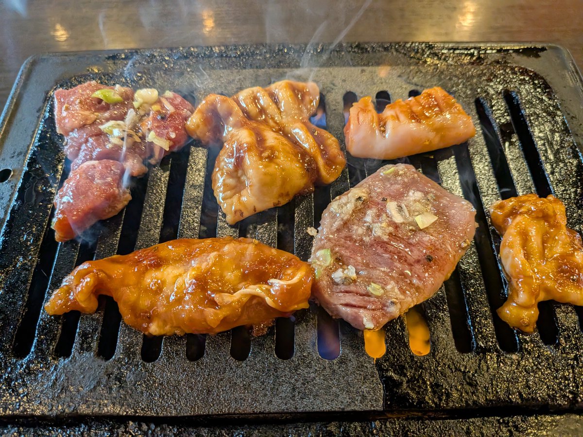 mayoneko222's tweet photo. 久々にモツ焼きランチしてきた
もうカルビやロースよりホルモンの方が安いし美味いしこれでいいやって気がしてきた。甘くて香ばしいホルモンの脂と色々な部位の食感が好き
暑かったー汗だくで食した満足！！ https://t.co/YvIEkPTBYN