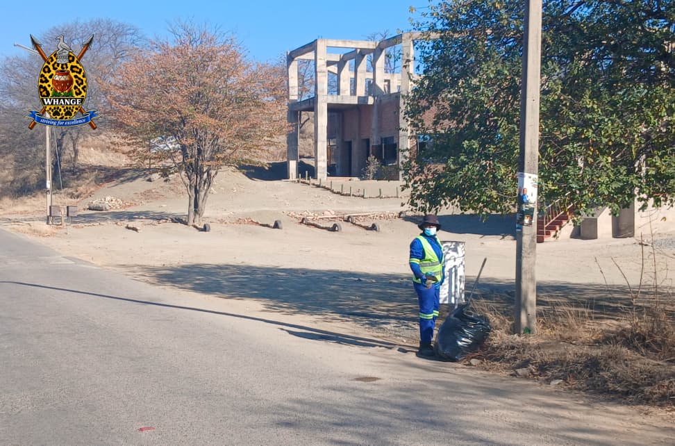 hwangetown's tweet photo. Roadside littering continues to be a menace. Hwange Local Board is appealing to motorists to desist from throwing litter out of moving vehicles. Let’s keep our roads and environment clean-dispose of waste responsibly. #KeepHwangeClean @EMAeep @MoLGPWZim @GreenShango https://t.co/q805jxrQpA