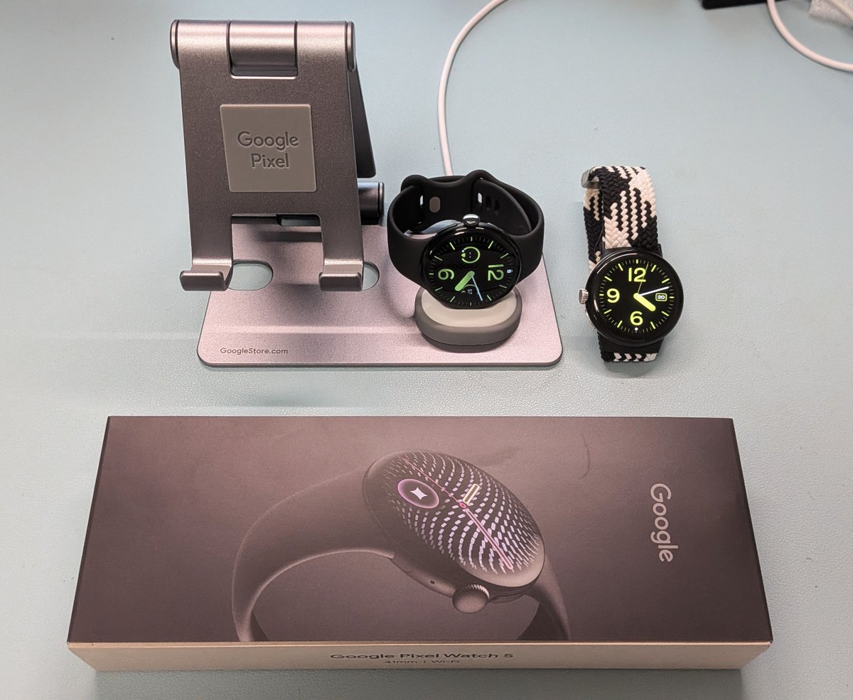 vividus_itoo's tweet photo. Google Pixel Watch 5が発売されたので、買っちゃいました。

前にもGoogle Pixel Watch 1を買っていて、これはこれでちょこちょこ使ってたんですが、やっぱり最近の最新版の方がいろいろな情報を取れたり、機能も増えてるっぽいので、ついつい新しいのが欲しくなってしまいました。

まあ、これがあったからといって運動が続くかどうかはわかんないけど、新しいものがあった方がモチベーションは上がりそう。

ということで、運動を続けるモチベーションのためにも、新しいGoogle Pixel Watch 5を買っちゃいました。

これで明日から本気出すぞ。

ちなみに写真の真ん中にあるのが、新しいGoogle Pixel Watch 5。
その右にあるのが、今まで使っていたPixel Watch 1です。
Pixel Watch 1は下取りに出したので、近々お嫁に行く予定です。

あとびっくりしたのが、Pixel Watch 5を買ったら、このスタンドまで一緒についてきました。

うーん、このスタンド使うかな、どうかな。
でもデザインはいいよね。