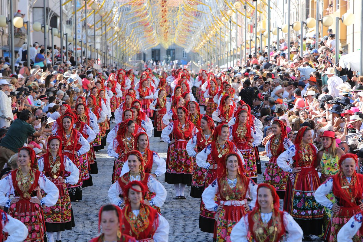 PauloDanie73211's tweet photo. Desfile da Mordomia - Identidade Nacional 🇵🇹 

O Desfile da Mordomia é a história viva dos trajes, desde as lavradeiras às varinas, até aos mais requintados trajes das mordomas, usados pelas raparigas.

É o Minho. É Portugal 🇵🇹 https://t.co/8orGez8HHO