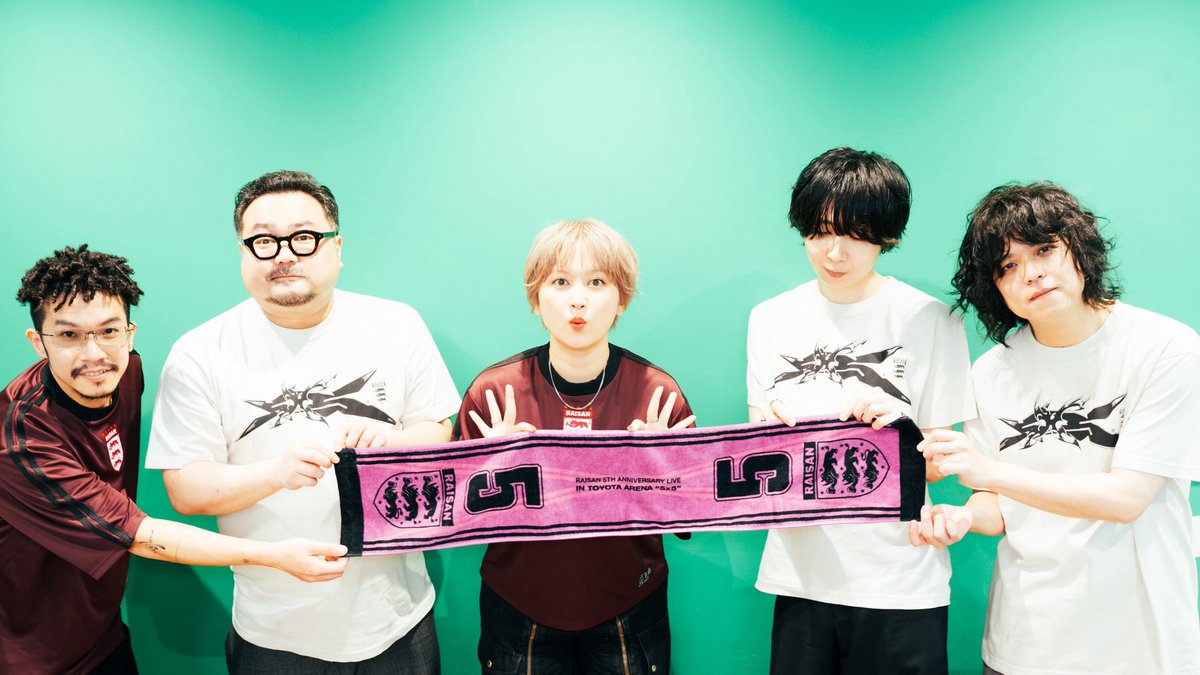 raisan_official's tweet photo. ╔════════════════╗
  礼賛 結成5周年記念公演『5×5』
  OFFICIAL GOODSメンバー着画公開📸
╚════════════════╝

一部アイテムはECにて事前販売中🔥
https://t.co/Xned93vyxr https://t.co/OkAvUq5Rvr