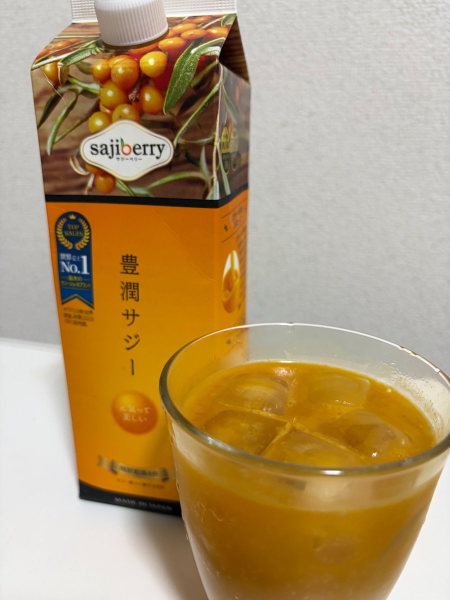 igisen_ehime's tweet photo. 医技専『夏の水分補給』
暑い季節は、汗と一緒に水分だけでなくミネラルも失われがち。こまめな水分補給を心掛けて、元気に夏を過ごしたいですね‼
今日は、冷たい #豊潤サジー で一息🍹✨
#栄養　#健康管理 https://t.co/r92SNry2BB