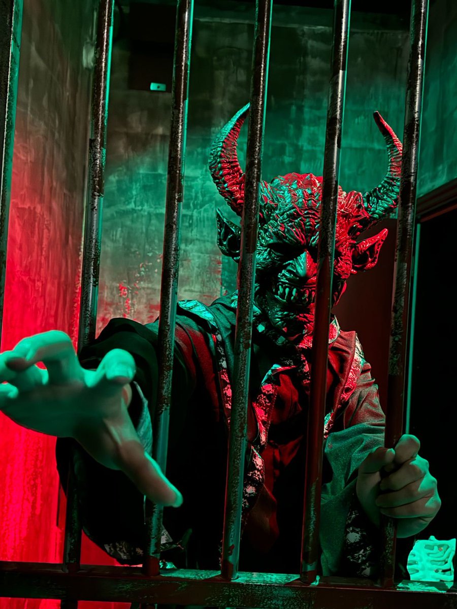 DaluiProbir's tweet photo. OMG! This escape room just locked me in with a zombie horde and only 60 minutes to crack the code—no way I’m bailing now! ♂ #EscapeRoomChallenge， https://t.co/oUKlcY7aK9
