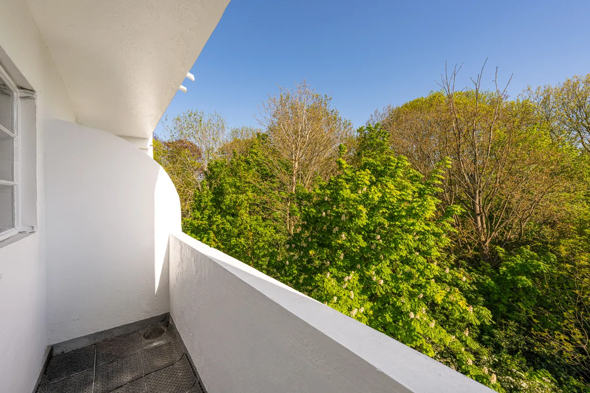 Home_Minders's tweet photo. Iconic Whitehall Lodge to let in Muswell Hill. This : Bright 2-bed flat has been redecorated throughout, has a balcony, lift &amp; lovely tree-top views. A short walk to Muswell Hill Broadway. Available immediately, unfurnished.
#MuswellHill #LondonProperty https://t.co/N5IIFAFfDJ https://t.co/LC18btV8Yk