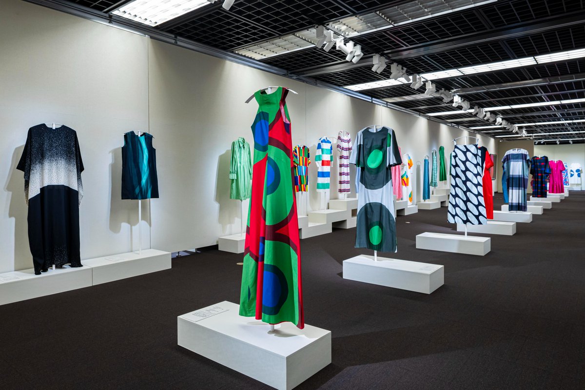 marimekko_2026's tweet photo. 【マリメッコ展 閉幕まであと2週間】

ドレスをキャンバスに。
マリメッコは、女性を締め付ける衣服から解放し、自由に走り回れるようなシルエットと大胆なプリントデザインで人々にインスピレーションを与えてきました。

会場では、様々な時代に生まれた約70点のドレスを一堂に展示し、
現在も息づくマリメッコの美学を紹介しています。 

マリメッコ展 模様のちから
Marimekko: Art of Printmaking –Beauty, Dream, Love
京都文化博物館にて開催中
https://t.co/Zv0AOpAXJU

Photo Shuhei Sakai
