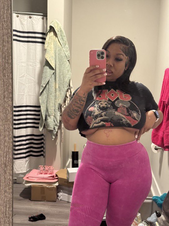 Mercyjenn92's tweet photo. I love pink pants #usa #texas #houston https://t.co/TZUV0jABk0