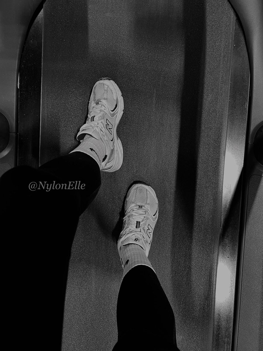 NylonElle's tweet photo. Leg day ✅🦵 https://t.co/GzGMLEUjaa