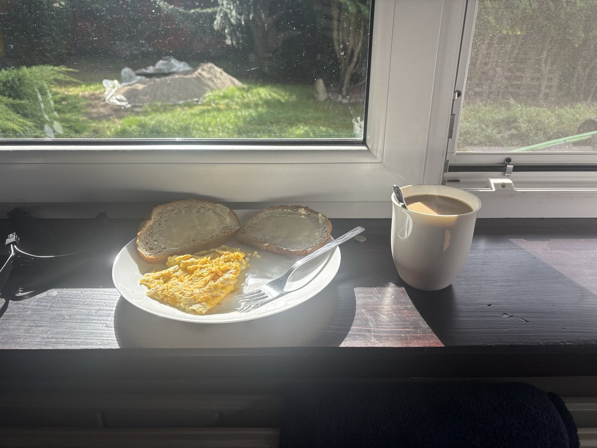 _sk1tz0's tweet photo. Śniadanie smutne jaja samuraja
Makro nie wiem
Białko chyba mało
Węglowodany mało 
Kilokalorie mało 

Składniki:
Trzy jajka
Sól 
Pieprz 

Czemu smutne? Bo nie mam kurwa berlinek ani szczypiorku ani keczupu więc wpierdalam same jajka z solą i pieprzem
#hopecore https://t.co/QPC5EciyTL