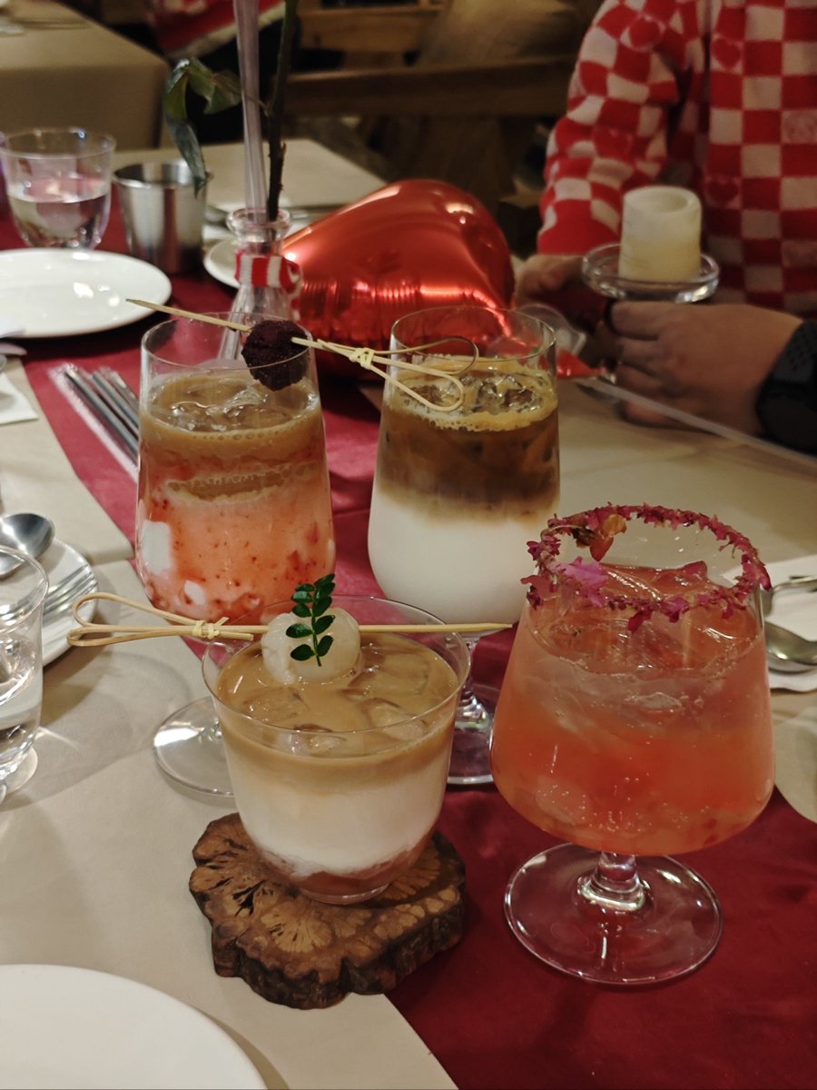 NataliePerbf's tweet photo. Barcelona的ramblas旁的小咖啡馆里，刚烤的churros蘸着热巧克力，风里都是地中海的咸香，这趟说走就走的旅行太值得了！ https://t.co/xUlhOCk9yn