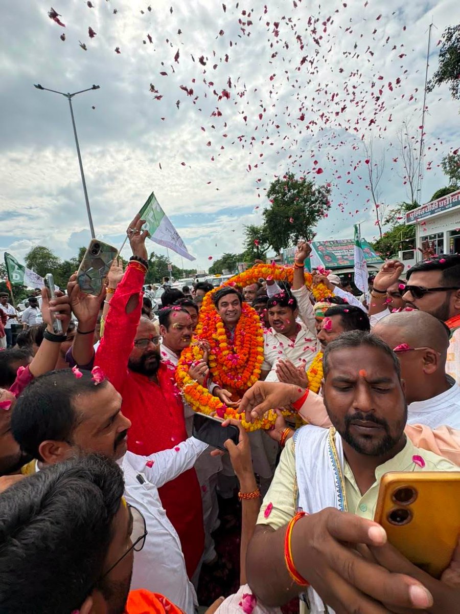 TeamRLD1's tweet photo. बस्ती जनपद की सीमा घघौवा बॉर्डर से लेकर विक्रमजोत, हर्रैया, महराजगंज एवं कप्तानगंज के कार्यकर्ताओं एवं पदाधिकारियों द्वारा राष्ट्रीय लोक दल उत्तर प्रदेश के नवनियुक्त प्रदेश अध्यक्ष श्री ऐश्वर्य राज सिंह जी का आत्मीय स्वागत एवं अभिनंदन किया गया।
#TeamRLD https://t.co/CzqgbU8Npr