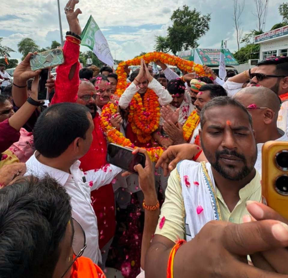 TeamRLD1's tweet photo. बस्ती जनपद की सीमा घघौवा बॉर्डर से लेकर विक्रमजोत, हर्रैया, महराजगंज एवं कप्तानगंज के कार्यकर्ताओं एवं पदाधिकारियों द्वारा राष्ट्रीय लोक दल उत्तर प्रदेश के नवनियुक्त प्रदेश अध्यक्ष श्री ऐश्वर्य राज सिंह जी का आत्मीय स्वागत एवं अभिनंदन किया गया।
#TeamRLD https://t.co/CzqgbU8Npr