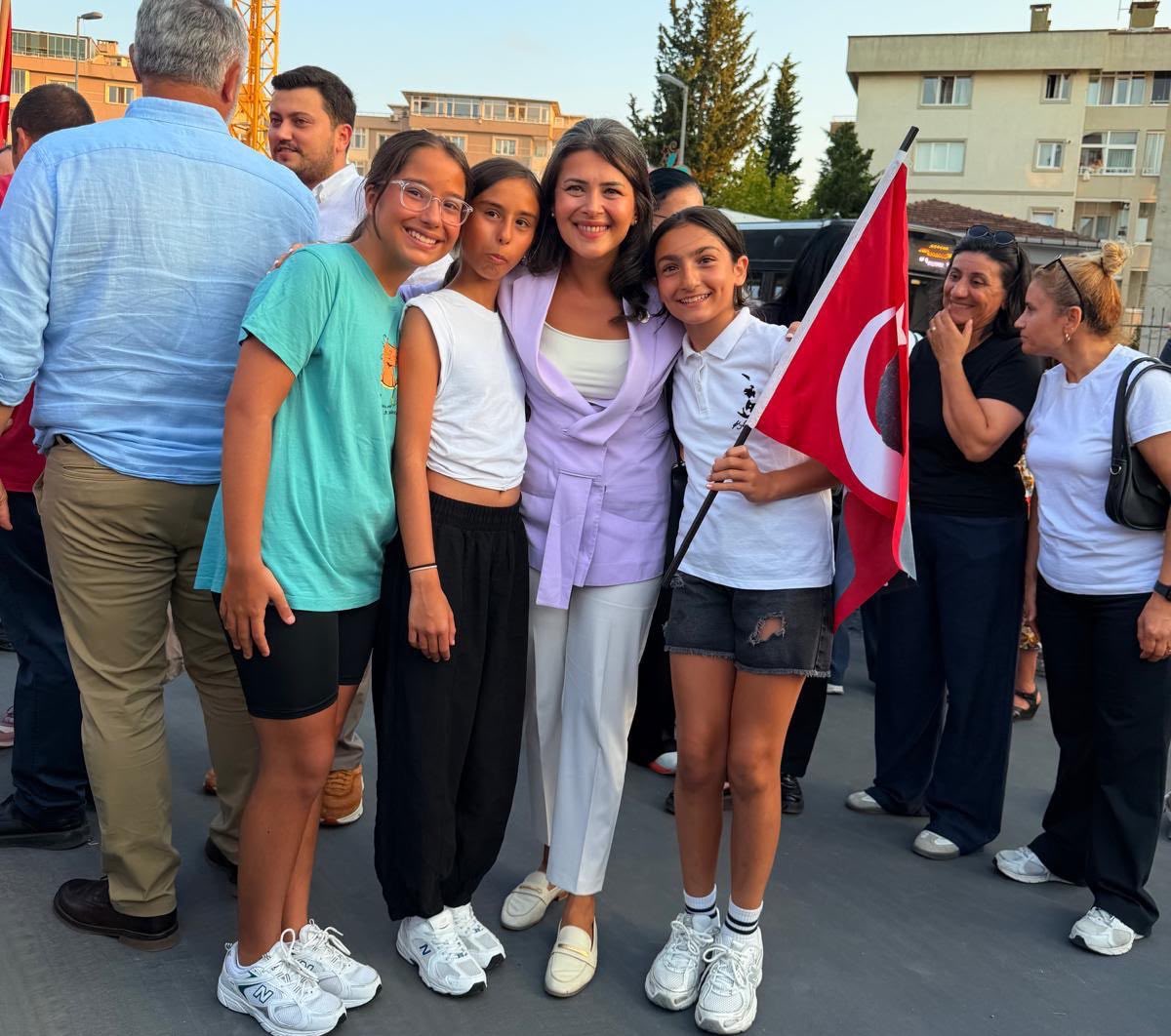 haticeselli's tweet photo. Millet İradesine Saygı Yürüyüşü 📍Çekmeköy

Tarihi onuruyla direnenler yazacak, halkımız gereken cevabı ilk sandıkta verecek.

Koltuk sevdasına kapılıp, eğilip bükülenlere karşı Çekmeköylülerle omuz omuza yürüdük. 

Ardından, YENİ Partimizin Çekmeköy İlçe Başkanlığı’nın açılışındaydık.

Cesaretle, umutla yarınları kuracağız. 
Halkımızla beraber biz kazanacağız!