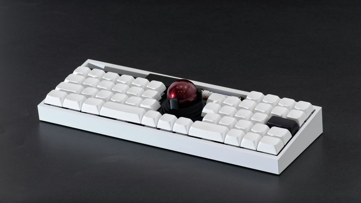 denfaminicogame's tweet photo. 中央に「トラックボール」が埋め込まれたキーボードがイーケイジャパンから登場。存在感がスゴいけど使いやすそう
https://t.co/vygBjjTntD

9月23日に開催される日本最大級のPCキーボード展示・販売イベント「TOKYO KEYBOARD EXPO 2026」にあわせて発売予定。トラックパッド版も選択可能 https://t.co/EgpLIJBRi2