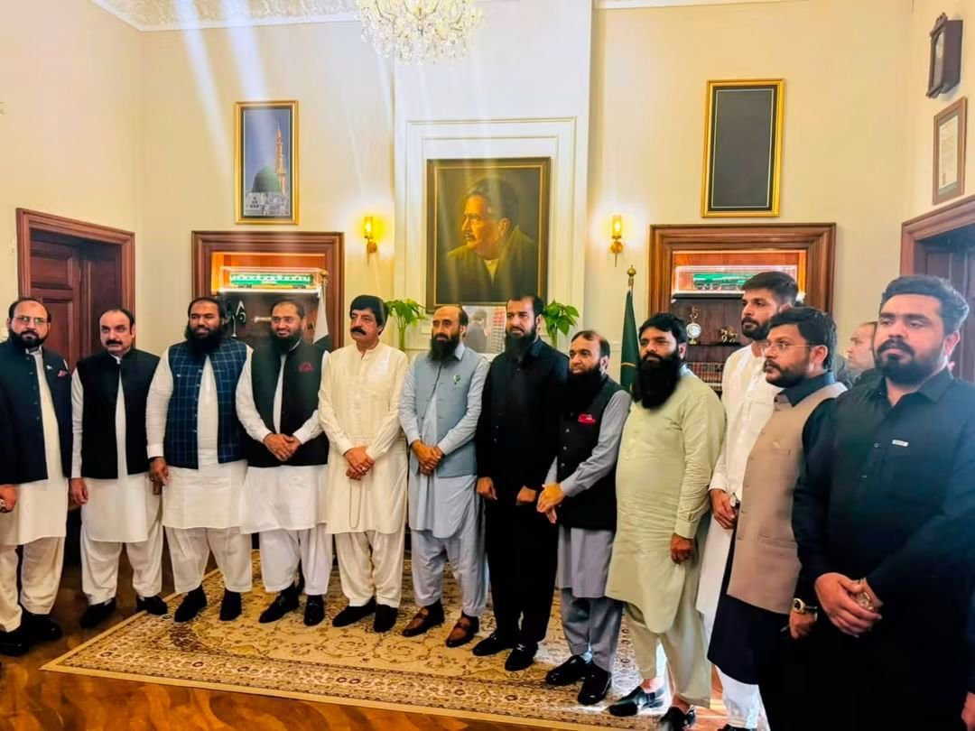 Osint_Media's tweet photo. 🚨 Delegation of Lashkar-e-Taiba Political Party PMML Meets Governor of Punjab at Governor House, Lahore

‼️A delegation of PMML, the political party of Lashkar-e-Taiba (LeT), met with the Governor of Punjab at the Governor House in Lahore, Punjab, Pakistan.

⭐ The delegation was led by Khalid Nik Gujjar, Deputy Secretary General of PMML. Other members included Shafiq-ur-Rehman Warraich (Chairman, Service Department Pakistan), Muhammad Ahsan Tarar (General Secretary, PMML Central Faisalabad), Hamid-ul-Hassan Gujjar (General Secretary, PMML Central Lahore), and Sardar Abdul Ghafoor Dogar (President, Public Relations).

⭐ Also present were Hafiz Ashfaq Sindhoo (President, Pakistan Traders Lahore), Syed Mumtaz Bukhari (Trader Leader), Chaudhry Shaukat Ali (Senior Trader Leader), Abdul Wahab Gujjar, and other members of PMML, the political party of Lashkar-e-Taiba.
