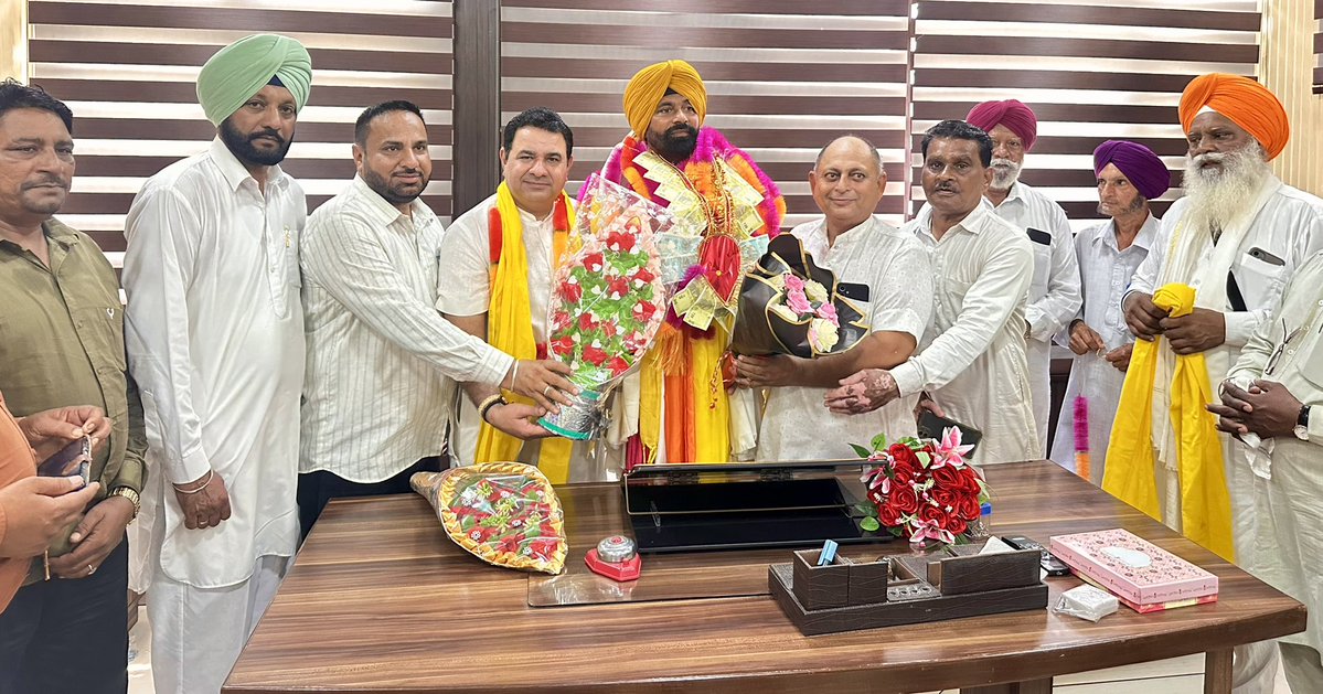 DuggalAAP's tweet photo. ਆਮ ਆਦਮੀ ਪਾਰਟੀ ਦੇ ਯੋਧੇ ਅਤੇ ਮੇਰੇ  ਵੀਰ ਜਸਵੀਰ ਸਿੰਘ ਜਲਾਲਪੁਰੀ ਨੂੰ ਪੰਜਾਬ ਸਰਕਾਰ ਵੱਲੋਂ ਮਾਰਕੇਟ ਕਮੇਟੀ ਮਹਿਤਪੁਰ ਦਾ ਚੇਅਰਮੈਨ ਨਿਯੁਕਤ ਕਰਨ ਉਪਰੰਤ ਅਹੁਦਾ ਸੰਭਾਲਿਆ ਗਿਆ। https://t.co/a1xdRaIImj