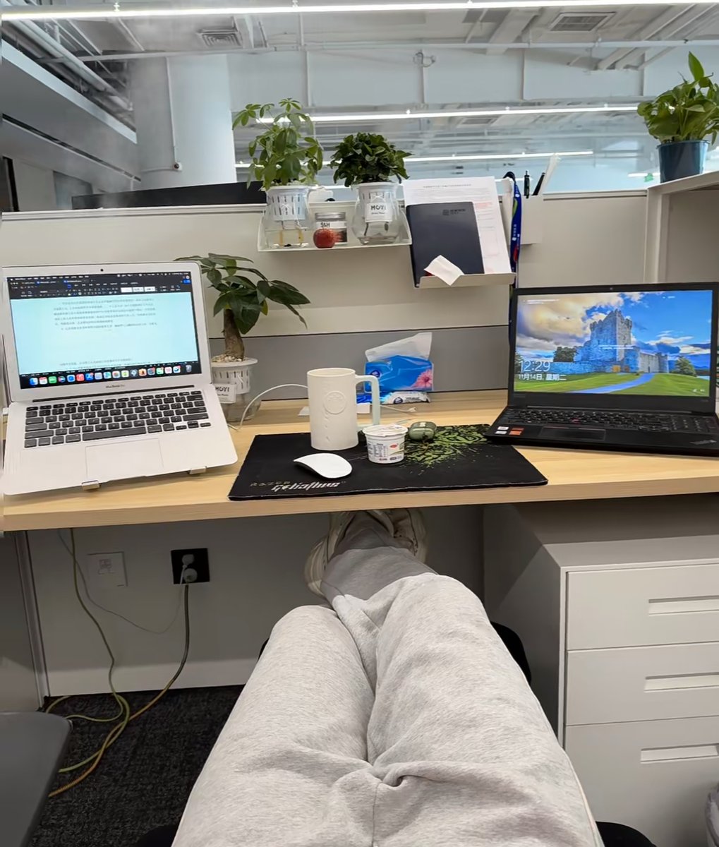 Klassay_x's tweet photo. Just stared at the ceiling for 5 whole minutes, no agenda, no deadlines—pure mid-week reset. https://t.co/tyNDNojoPj