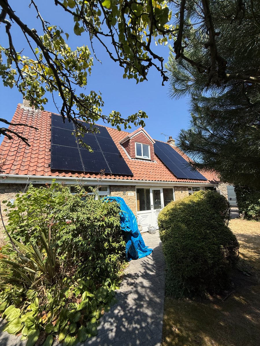 FPSolar1's tweet photo. Powering Oldcotes, Worksop with Solar Energy 📍☀️

A future-ready cottage powered by sunshine.

The setup:
☀️ 18 × AIKO 475W Neostar 3S solar panels
⚡ Sigenergy SigenStor 8kW Energy Controller
🔋 1 × Sigenergy 9.04kWh Battery Module
🐦 Enviroguard bird protection https://t.co/kiOAQepLm6