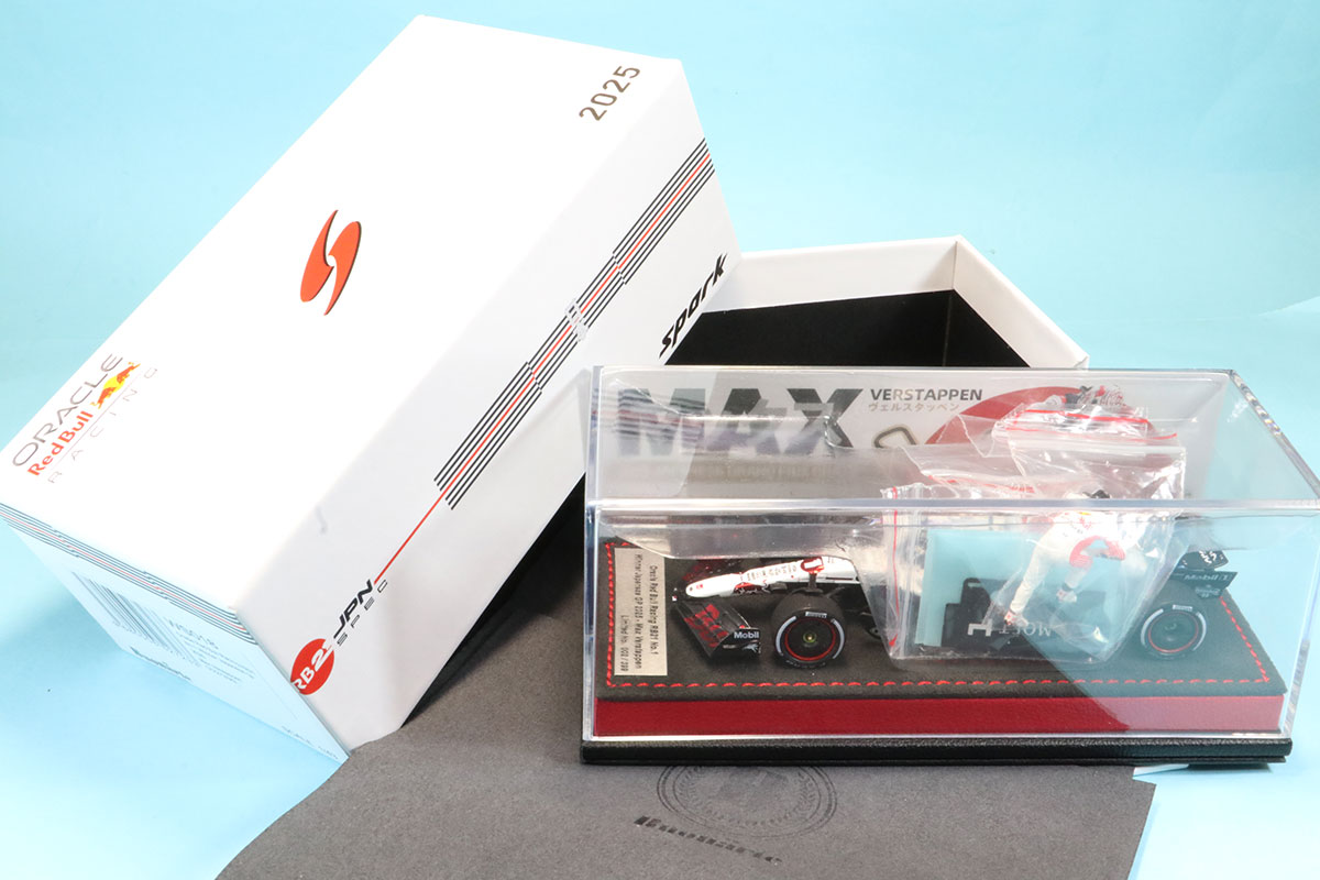 Romu_Minicar's tweet photo. 海外ショップ特注モデル入荷

1/43 レッドブル RB21 日本GP "ホワイトブル" M.フェルスタッペン　￥37,800

価格も豪華ですが、内容も豪華すぎる仕様になっています。

ご注文はコチラから
https://t.co/c2EHHf6SWg

#rb21 #japanese #redbull https://t.co/r8q2AGUi9N
