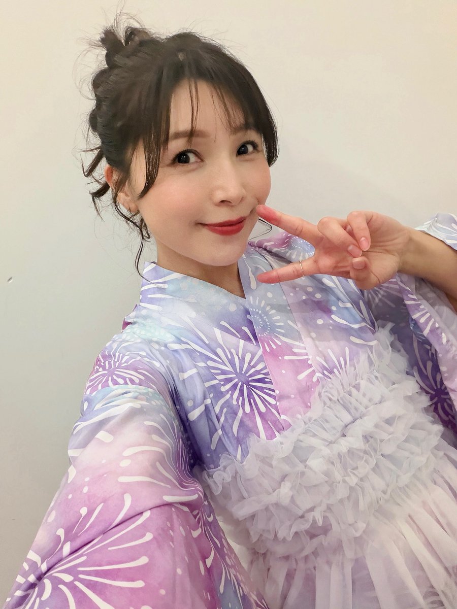 nittaemi85's tweet photo. 残暑お見舞い申し上げます🍉
載せるタイミングをなくしそうな浴衣つん が、8月の #つん生!! をお知らせします🌻

19:30〜  無料パート
19:45頃〜 EmiRing◎限定パート

ぜひ遊びに来てくださいね🫶 https://t.co/ke0g40oTCA