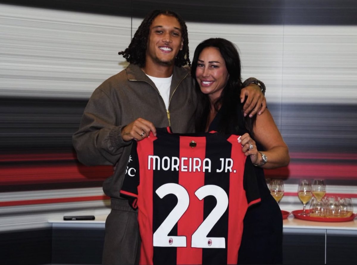 MilanMatters's tweet photo. Diego Moreira with his mum at Casa Milan. 🇧🇪🔴⚫️ https://t.co/aiUlbf3ANb