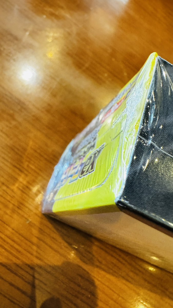 j_kichi2023's tweet photo. ポケモンカード

福袋の悲劇

友達があるカードショップの福袋を三万円で購入！
PSA10のカードとメガドリボックスが当たり🎯

30周年に向けてメガドリを売却しようと他のカードショップへ下取りお願いしに行くも
売却先のカードショップで買取不可🥲

再シュリンク品との事でしたー！

本日商品を見せてもらいましたが、、、
シュリンクが明らかにサランラップみたいに薄い、、

即その場から福袋を販売したカドショへ連絡！

交換対応となりました😊

皆様も気をつけてくだねー！