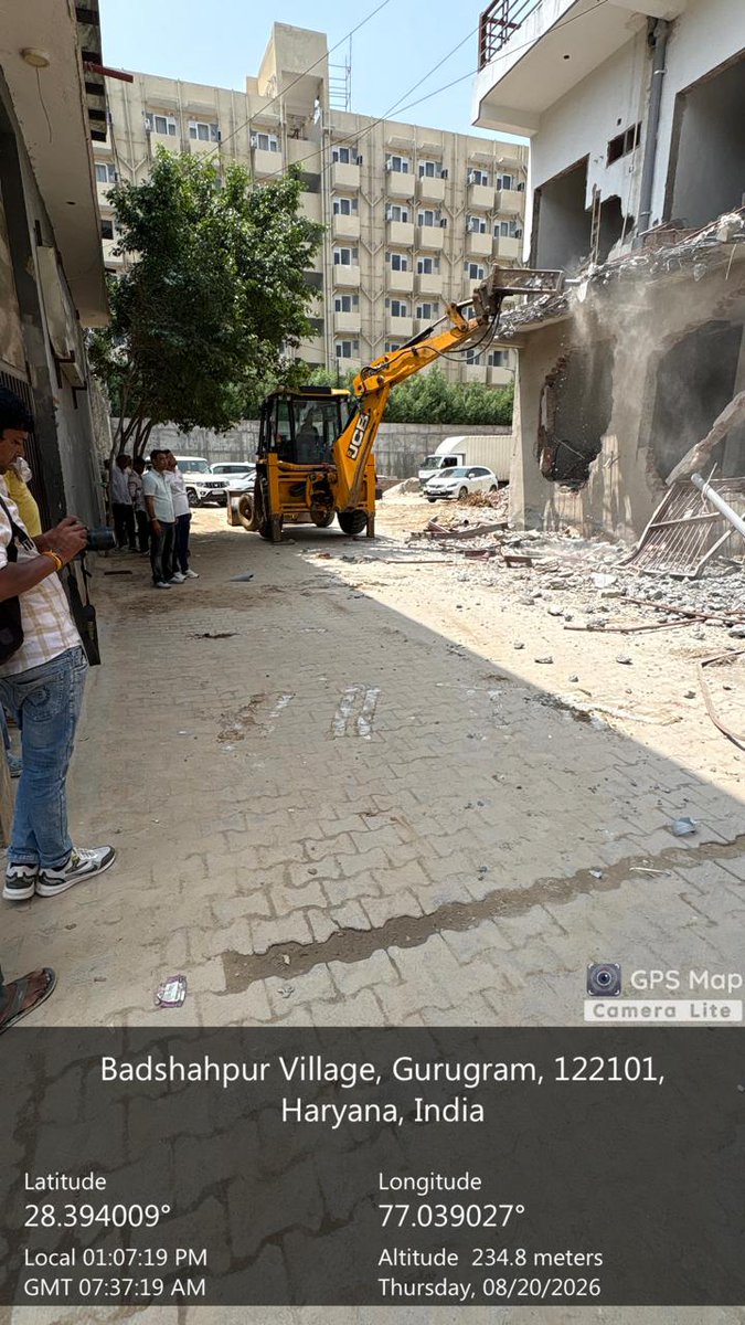 MunCorpGurugram's tweet photo. Demolition Drive | Badshahpur, Zone-II

नगर निगम गुरुग्राम द्वारा बादशाहपुर के दरबारिपुर रोड पर अनाधिकृत PG accommodation के खिलाफ ध्वस्तीकरण अभियान चलाया गया।

अनाधिकृत निर्माण एवं नियमों के उल्लंघन के खिलाफ एमसीजी की कार्रवाई लगातार जारी है।

#TeamMCG #Badshahpur #Zone2 #DemolitionDrive #EnforcementDrive #NurturingGurugram  

@MoHUA_India @YTKDIndia @SwachhBharatGov @SwachhBharat @MoHUA_India @MoJSDDWS @cmohry @NayabSainiBJP @Rao_InderjitS @VipulGoelBJP @csharyana @DiprHaryana @PradeepIAS_HR @OfficialGMDA @CPCB_OFFICIAL @CAQM_Official
