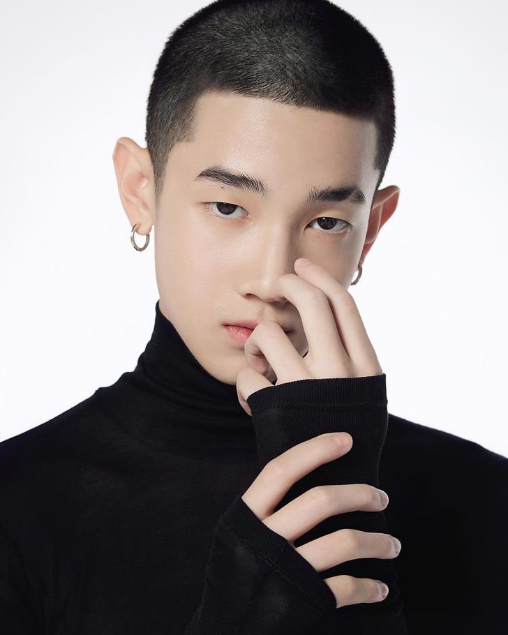 MBS_th38's tweet photo. 🔥🍊 เปิดแฟ้ม “โปรเกรส ภาสวิชญ์” ดาวรุ่งบ้าน GMMTV จาก “โน่” สู่พระเอกเต็มตัว! เส้นทางนี้ไม่ได้มาเล่น ๆ เพราะเด็กคนนี้กำลังโตแบบก้าวกระโดดมากแม่! ✨

ถ้าย้อนแฟ้มผลงานของ โปรเกรส ภาสวิชญ์ ธรรมสังคีติ จุดเริ่มต้นที่แฟนซีรีส์จำได้คือบท “โน่” จาก Love Sick 2024 ชุลมุนกางเกงน้ำเงิน ผลงานที่พาเจ้าตัวเข้าสู่วงการแสดงและเริ่มเป็นที่จับตามองของแฟน ๆ

ก่อนจะก้าวเข้าสู่บ้าน GMMTV และได้รับโอกาสครั้งใหญ่ในปี 2026 กับซีรีส์ When Oranges Fall ต้นส้มอยู่บ้านเขา แต่ผลส้มหล่นมาบ้านเราตลอดเลย 🍊

งานนี้โปรเกรสรับบท “โก๋หนึ่ง” ประกบคู่ แอลม่อน ภูมิสุวรรณ กลายเป็นอีกหนึ่งคู่ที่แฟน ๆ จับตามองแบบตาแตก! 👀💥

เรื่องราวมาในโทน Coming-of-age / Romance / Boys' Love กับบรรยากาศวัยเรียนยุค 90s เล่าความสัมพันธ์ของสอง “โก๋” ที่เริ่มต้นจากเหตุการณ์ผลส้มตกข้ามบ้าน ก่อนความใกล้ชิดจะค่อย ๆ พัฒนาไปไกลกว่าคำว่าเพื่อน

และไม่ได้มีดีแค่หน้าจอ! เพราะโปรเกรสยังขยับสกิลเข้าสู่สาย OST กับเพลง “คุ้มค่าการรอคอย (Worth the wait)” ที่ร้องร่วมกับแอลม่อน กลายเป็นอีกหนึ่งเครดิตสำคัญในเส้นทางศิลปินของเจ้าตัว 🎶💚

นอกจากนี้ยังมีโมเมนต์งานแฟนมีตต่างประเทศอย่าง GMMTV FANDAY 22 IN OSAKA 🇯🇵 รวมถึงการเปิดตัวคาแรกเตอร์ “ป้อนป้อน” คู่กับแอลม่อนในปี 2026 ที่ช่วยต่อยอดภาพจำของทั้งคู่ไปอีกขั้น 🐒🍊

📂 สรุปแฟ้มผลงานแบบชัด ๆ

✨ 2024 — Love Sick 2024 : ชุลมุนกางเกงน้ำเงิน
รับบท โน่ — ผลงานแจ้งเกิดที่ทำให้ชื่อโปรเกรสเริ่มเป็นที่รู้จัก

✨ 2025 — ก้าวเข้าสู่บ้าน GMMTV
เริ่มต้นบทใหม่ในฐานะนักแสดงรุ่นใหม่ของค่าย

✨ 2025 — GMMTV FANDAY 22 IN OSAKA
มีงานแฟนมีตในประเทศญี่ปุ่น เริ่มขยายฐานแฟนสู่ต่างประเทศ

✨ 2026 — When Oranges Fall
รับบท โก๋หนึ่ง / Krittin ประกบ แอลม่อน ภูมิสุวรรณ และขึ้นแท่นนักแสดงนำของ GMMTV

✨ 2026 — “คุ้มค่าการรอคอย (Worth the wait)”
OST จาก Almond & Progress เพิ่มอีกหนึ่งเครดิตในเส้นทางสายเพลง

✨ 2026 — “ป้อนป้อน”
คาแรกเตอร์คู่ Almond–Progress ที่กลายเป็นอีกหนึ่งสีสันของแฟนด้อม

🔮 ส่วน “ผลงานเรื่องใหม่ในอนาคต” ณ ตอนนี้ ยังไม่มีชื่อซีรีส์เรื่องใหม่ที่ประกาศยืนยันอย่างเป็นทางการเพิ่มเติม ดังนั้นอะไรที่ยังเป็นเพียงข่าวลือหรือการคาดเดา อย่าเพิ่งนับเป็นผลงานคอนเฟิร์มเด็ดขาด!

แต่พูดเลยว่าเส้นทางของโปรเกรสตอนนี้น่าจับตามองมากกกก! จากเด็กใหม่ใน Love Sick → เข้าสู่ GMMTV → ขึ้นนำซีรีส์ → มีคู่พาร์ตเนอร์ → มี OST → มีงานต่างประเทศ

นี่มันเส้นทางดาวรุ่งที่กำลัง “อัปเลเวล” แบบต่อเนื่องชัด ๆ! 🔥

จาก “โน่” วันนี้กลายเป็น “โก๋หนึ่ง” แล้วพรุ่งนี้จะได้เห็นโปรเกรสเติบโตไปไกลแค่ไหน แฟน ๆ เตรียมจับตากันไว้เลยค่ะ เพราะแฟ้มนี้ยังมีพื้นที่ให้เติมอีกเยอะมาก! 🍊✨

#PROGRESSPASAWISH #โปรเกรสภาสวิชญ์ #GMMTV #WhenOrangesFall #AlmondProgress #แอลม่อนโปรเกรส #LoveSick2024 #WorthTheWait #ป้อนป้อน