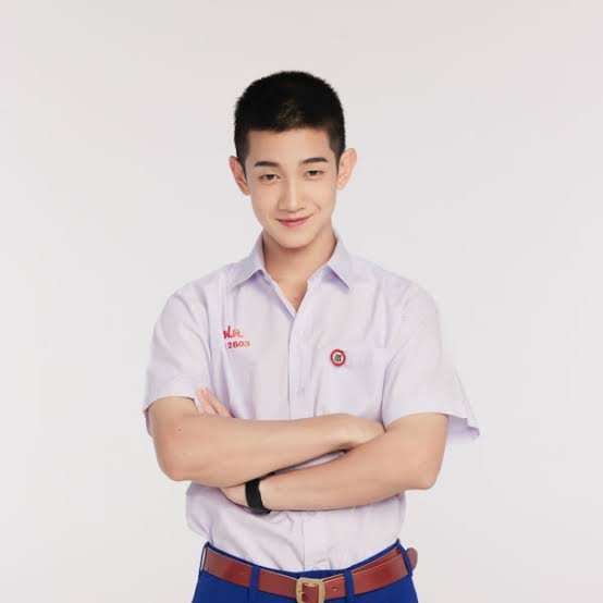 MBS_th38's tweet photo. 🔥🍊 เปิดแฟ้ม “โปรเกรส ภาสวิชญ์” ดาวรุ่งบ้าน GMMTV จาก “โน่” สู่พระเอกเต็มตัว! เส้นทางนี้ไม่ได้มาเล่น ๆ เพราะเด็กคนนี้กำลังโตแบบก้าวกระโดดมากแม่! ✨

ถ้าย้อนแฟ้มผลงานของ โปรเกรส ภาสวิชญ์ ธรรมสังคีติ จุดเริ่มต้นที่แฟนซีรีส์จำได้คือบท “โน่” จาก Love Sick 2024 ชุลมุนกางเกงน้ำเงิน ผลงานที่พาเจ้าตัวเข้าสู่วงการแสดงและเริ่มเป็นที่จับตามองของแฟน ๆ

ก่อนจะก้าวเข้าสู่บ้าน GMMTV และได้รับโอกาสครั้งใหญ่ในปี 2026 กับซีรีส์ When Oranges Fall ต้นส้มอยู่บ้านเขา แต่ผลส้มหล่นมาบ้านเราตลอดเลย 🍊

งานนี้โปรเกรสรับบท “โก๋หนึ่ง” ประกบคู่ แอลม่อน ภูมิสุวรรณ กลายเป็นอีกหนึ่งคู่ที่แฟน ๆ จับตามองแบบตาแตก! 👀💥

เรื่องราวมาในโทน Coming-of-age / Romance / Boys' Love กับบรรยากาศวัยเรียนยุค 90s เล่าความสัมพันธ์ของสอง “โก๋” ที่เริ่มต้นจากเหตุการณ์ผลส้มตกข้ามบ้าน ก่อนความใกล้ชิดจะค่อย ๆ พัฒนาไปไกลกว่าคำว่าเพื่อน

และไม่ได้มีดีแค่หน้าจอ! เพราะโปรเกรสยังขยับสกิลเข้าสู่สาย OST กับเพลง “คุ้มค่าการรอคอย (Worth the wait)” ที่ร้องร่วมกับแอลม่อน กลายเป็นอีกหนึ่งเครดิตสำคัญในเส้นทางศิลปินของเจ้าตัว 🎶💚

นอกจากนี้ยังมีโมเมนต์งานแฟนมีตต่างประเทศอย่าง GMMTV FANDAY 22 IN OSAKA 🇯🇵 รวมถึงการเปิดตัวคาแรกเตอร์ “ป้อนป้อน” คู่กับแอลม่อนในปี 2026 ที่ช่วยต่อยอดภาพจำของทั้งคู่ไปอีกขั้น 🐒🍊

📂 สรุปแฟ้มผลงานแบบชัด ๆ

✨ 2024 — Love Sick 2024 : ชุลมุนกางเกงน้ำเงิน
รับบท โน่ — ผลงานแจ้งเกิดที่ทำให้ชื่อโปรเกรสเริ่มเป็นที่รู้จัก

✨ 2025 — ก้าวเข้าสู่บ้าน GMMTV
เริ่มต้นบทใหม่ในฐานะนักแสดงรุ่นใหม่ของค่าย

✨ 2025 — GMMTV FANDAY 22 IN OSAKA
มีงานแฟนมีตในประเทศญี่ปุ่น เริ่มขยายฐานแฟนสู่ต่างประเทศ

✨ 2026 — When Oranges Fall
รับบท โก๋หนึ่ง / Krittin ประกบ แอลม่อน ภูมิสุวรรณ และขึ้นแท่นนักแสดงนำของ GMMTV

✨ 2026 — “คุ้มค่าการรอคอย (Worth the wait)”
OST จาก Almond & Progress เพิ่มอีกหนึ่งเครดิตในเส้นทางสายเพลง

✨ 2026 — “ป้อนป้อน”
คาแรกเตอร์คู่ Almond–Progress ที่กลายเป็นอีกหนึ่งสีสันของแฟนด้อม

🔮 ส่วน “ผลงานเรื่องใหม่ในอนาคต” ณ ตอนนี้ ยังไม่มีชื่อซีรีส์เรื่องใหม่ที่ประกาศยืนยันอย่างเป็นทางการเพิ่มเติม ดังนั้นอะไรที่ยังเป็นเพียงข่าวลือหรือการคาดเดา อย่าเพิ่งนับเป็นผลงานคอนเฟิร์มเด็ดขาด!

แต่พูดเลยว่าเส้นทางของโปรเกรสตอนนี้น่าจับตามองมากกกก! จากเด็กใหม่ใน Love Sick → เข้าสู่ GMMTV → ขึ้นนำซีรีส์ → มีคู่พาร์ตเนอร์ → มี OST → มีงานต่างประเทศ

นี่มันเส้นทางดาวรุ่งที่กำลัง “อัปเลเวล” แบบต่อเนื่องชัด ๆ! 🔥

จาก “โน่” วันนี้กลายเป็น “โก๋หนึ่ง” แล้วพรุ่งนี้จะได้เห็นโปรเกรสเติบโตไปไกลแค่ไหน แฟน ๆ เตรียมจับตากันไว้เลยค่ะ เพราะแฟ้มนี้ยังมีพื้นที่ให้เติมอีกเยอะมาก! 🍊✨

#PROGRESSPASAWISH #โปรเกรสภาสวิชญ์ #GMMTV #WhenOrangesFall #AlmondProgress #แอลม่อนโปรเกรส #LoveSick2024 #WorthTheWait #ป้อนป้อน