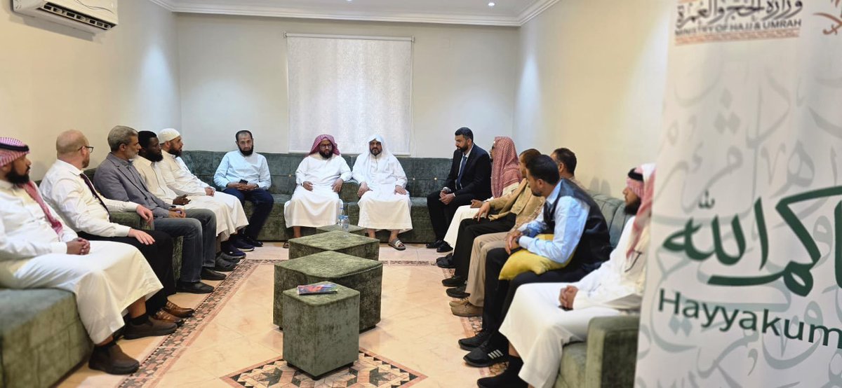 tabasa529243's tweet photo. ضمن مشروع "مراحب"، استقبلت جمعية طابة لخدمة ضيوف الرحمن بالمدينة المنورة نخبةً من معلمي مدارس الخندق الأهلية، في إطار حرص الجمعية على تعزيز التواصل مع الجهات التعليمية والمجتمعية.
وتضمن اللقاء تعريفًا بالجمعية وبرامجها في خدمة ضيوف الرحمن، ومحاضرة إثرائية عن فضل المدينة المنورة.. https://t.co/MJNr2IAaqY