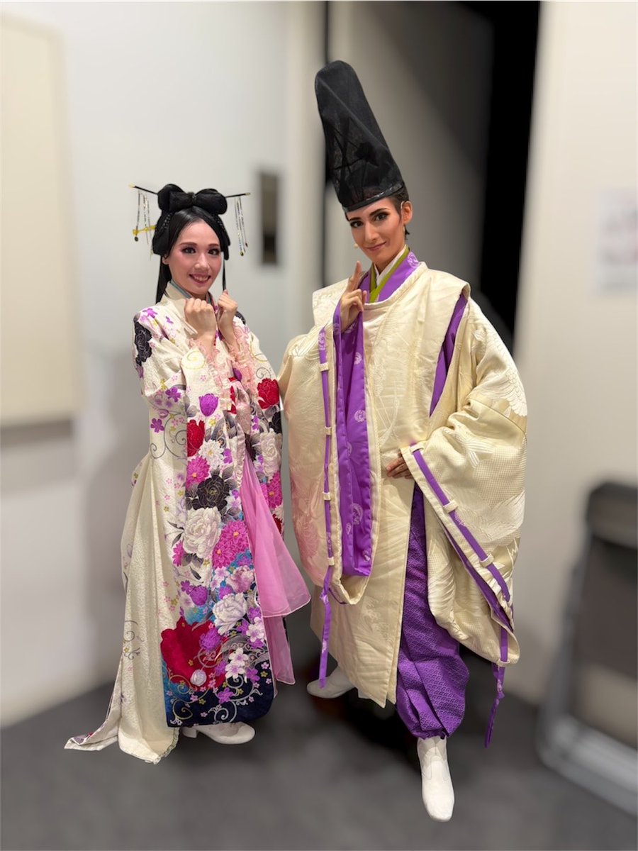 htb_revue's tweet photo. #ハウステンボス歌劇団大阪公演

明日のチケットのご購入は…

※お席がある場合は、当日、
劇場受付でも販売しておりますが、
事前の方が確実です😌
※残席僅かです💨

↓

https://t.co/4NhvyhMq4Y

会場のYes Theater @yes_theater 
は、なんばグランド花月のお隣‼️
大阪をエンジョイするに相応しい立地😆
後方からも見やすいです💕

ハウステンボス歌劇団といえば、、の

出演者とお客様との距離が近いLive感❣️

を体感いただける素敵な劇場です✨

-----

動画と画像は
本日の舞台裏、第二弾
☆*:.｡. o(≧▽≦)o .｡.:*☆

麗しの伶紫さまと馨子姫
土御門くんと白夜院さま

今回は
煌月りおカメラ🌙✨

#ハウステンボス歌劇団
#ハウステンボス歌劇団大阪公演